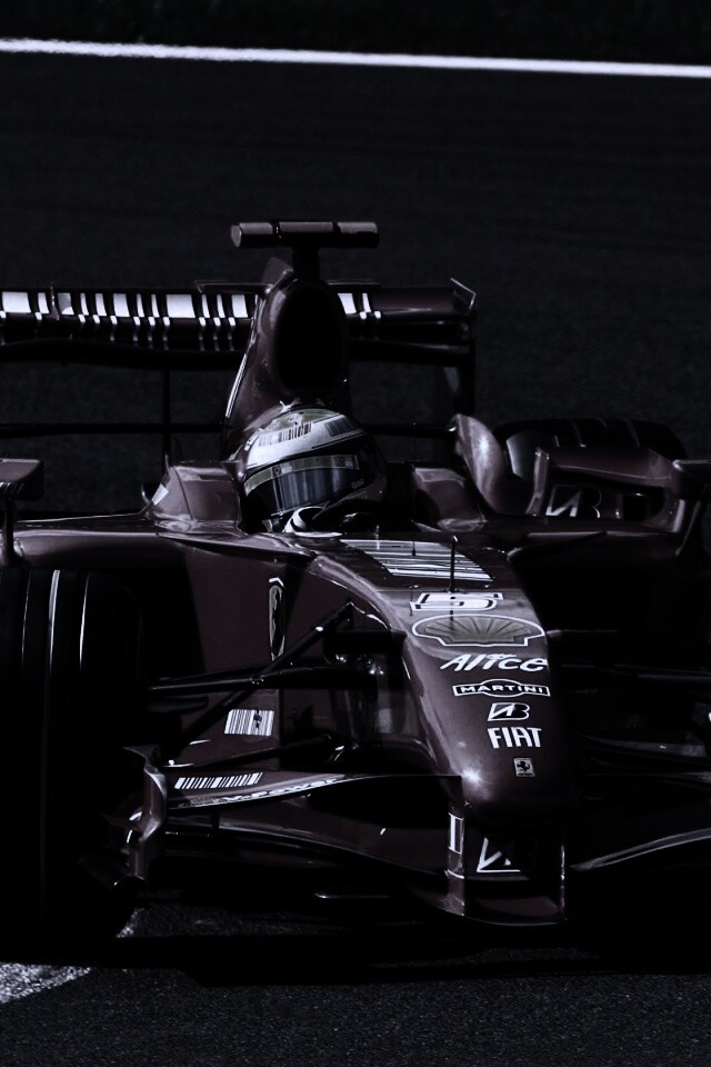 Болид Формула 1 на повороте обои