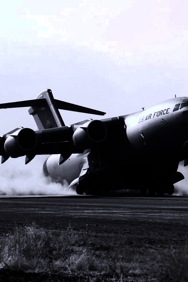 Грузовой самолёт на посадке обои