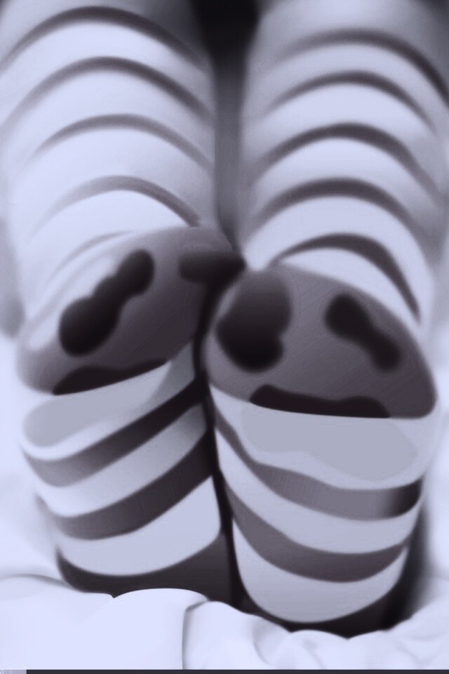 Ножки в полосатых чулках обои