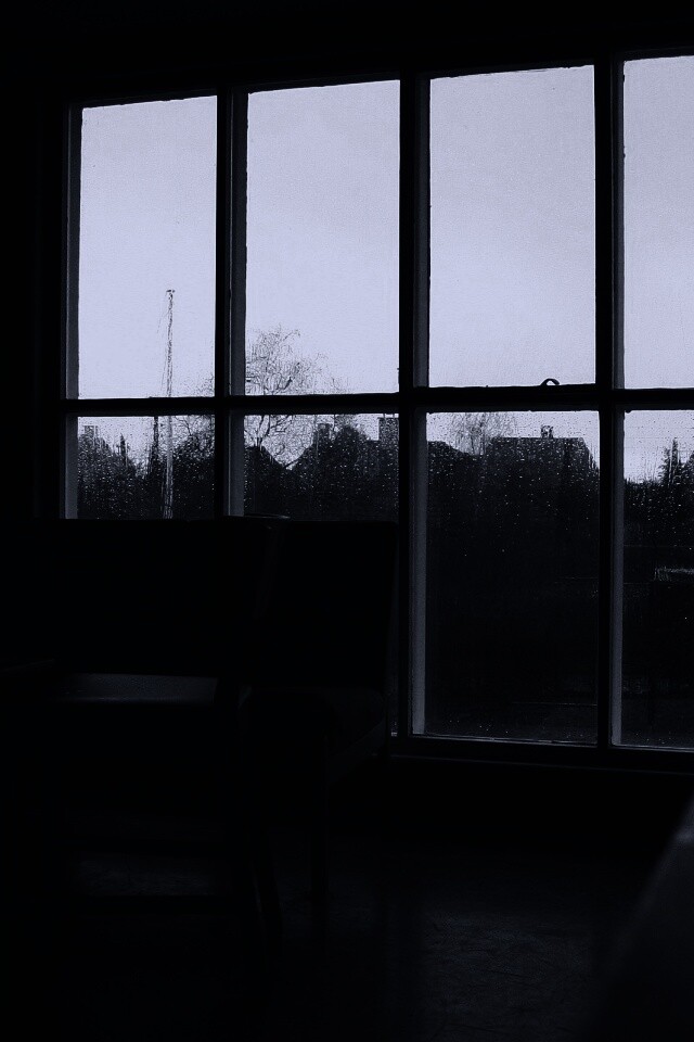 Тёмная комната и дождь за окном обои