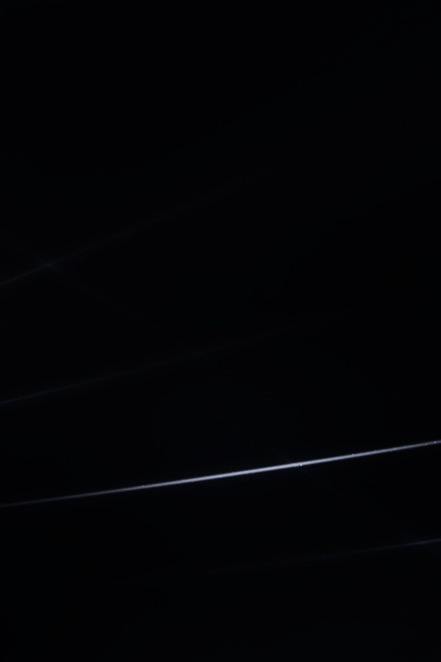 Лучи света на тёмно-синем фоне обои