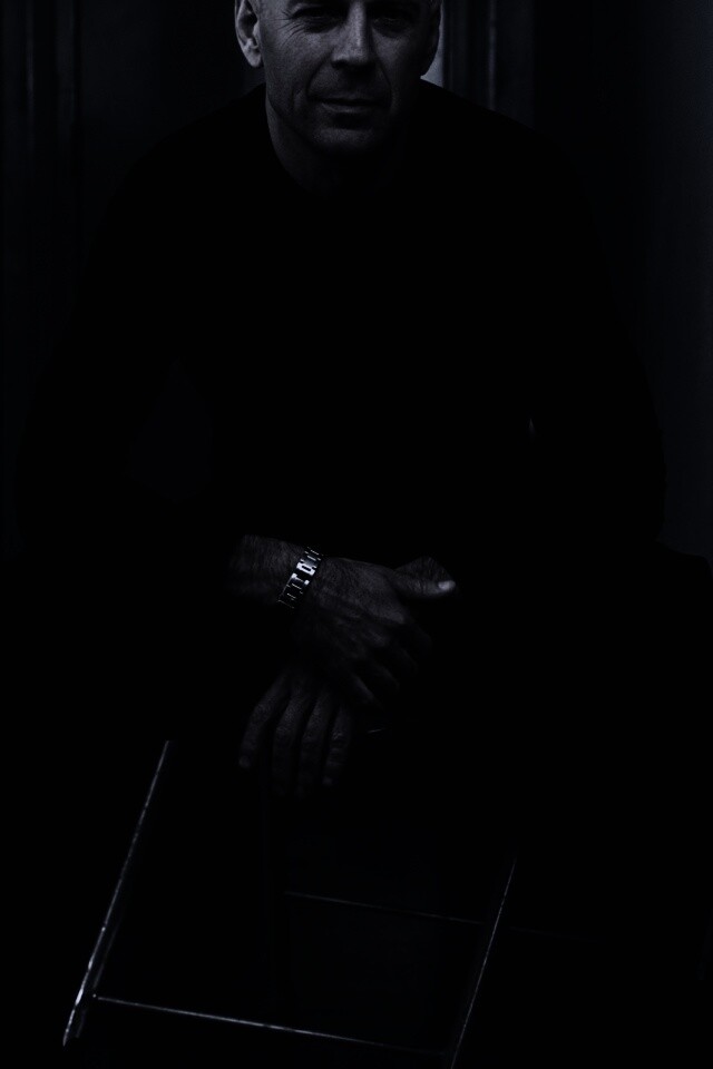 Брюс Уиллис на раскладном стуле обои