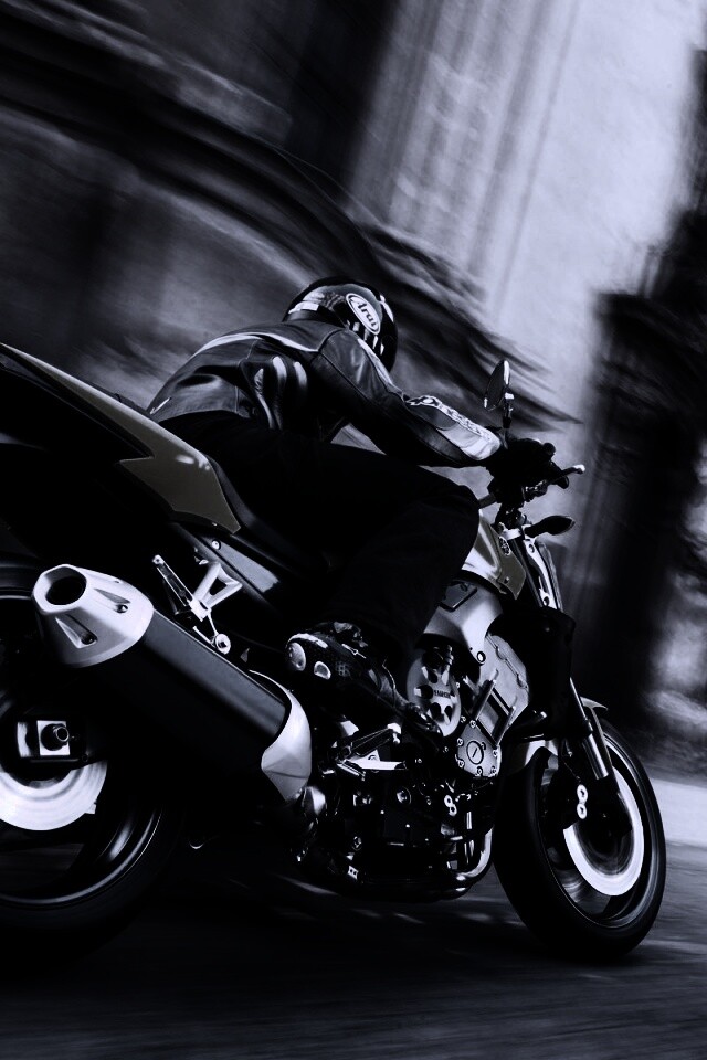 Ямаха и наездник на улицах города обои