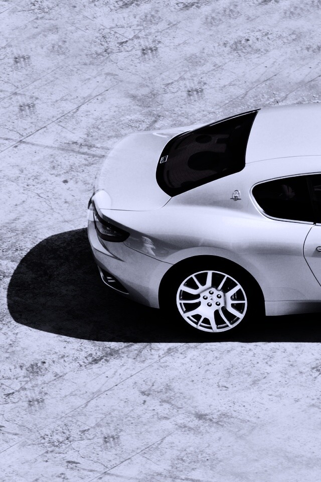 Белая мазерати на солнцепеке обои