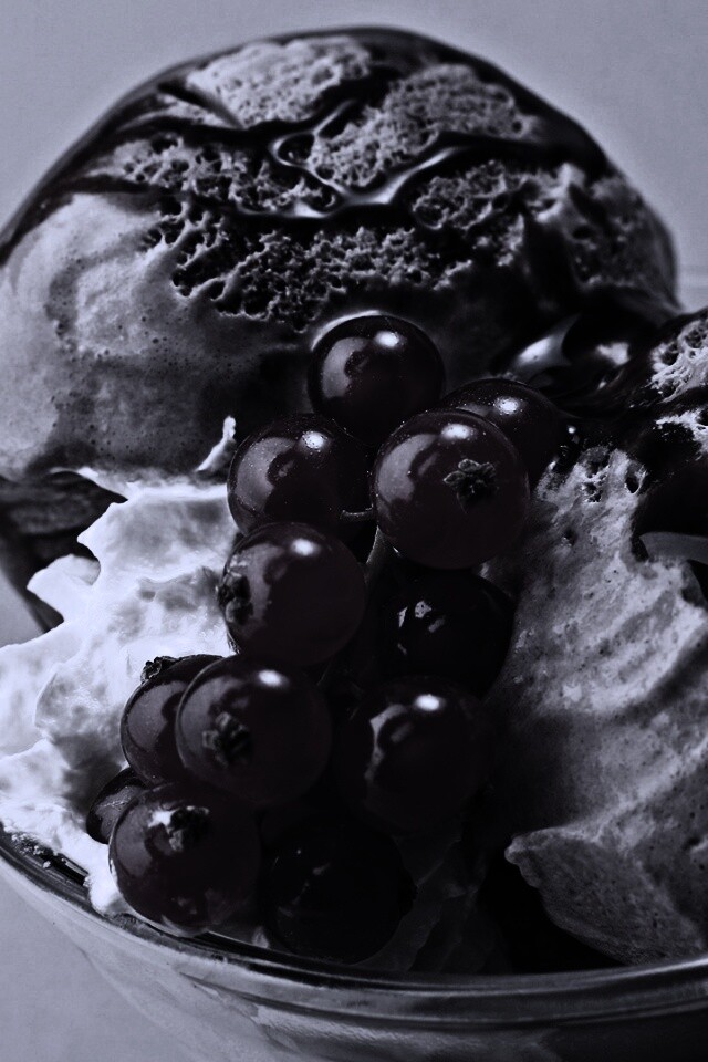 Шоколадное мороженое со смородинкой обои