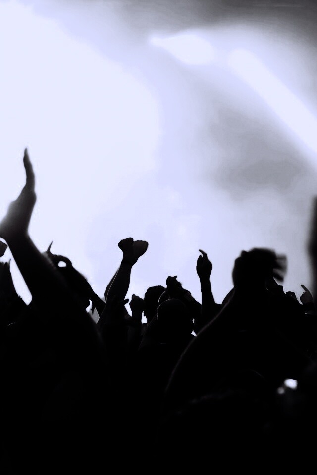 Руки людей на концерте обои