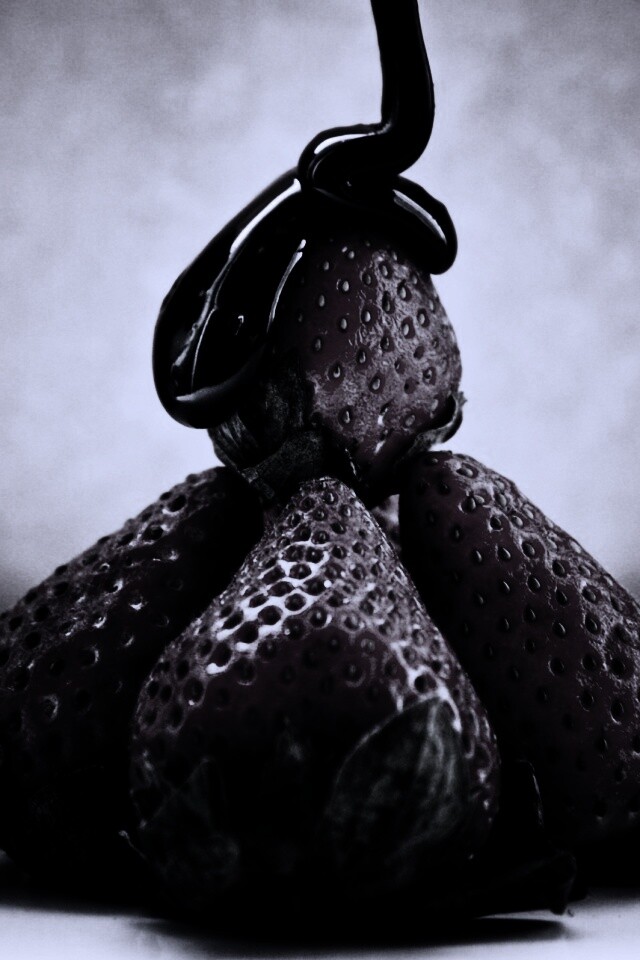 Аппетитная клубничка с шоколадом обои