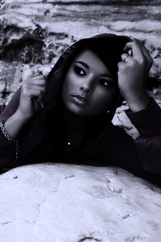 Девушка в розовой накидке обои