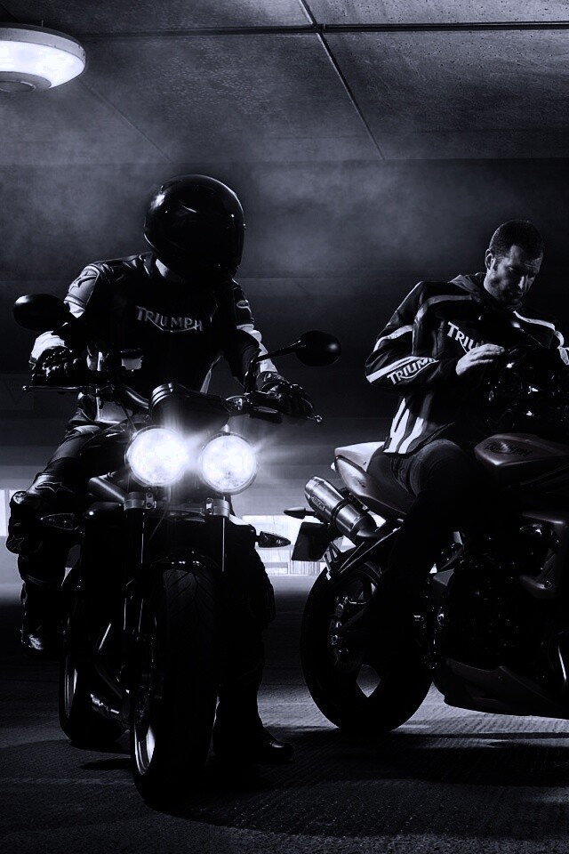 Мотоциклисты на парковке обои