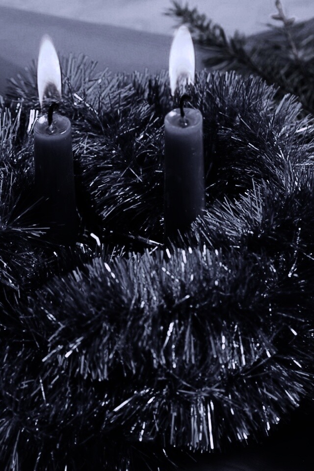 Свечки и новогодняя мишура обои