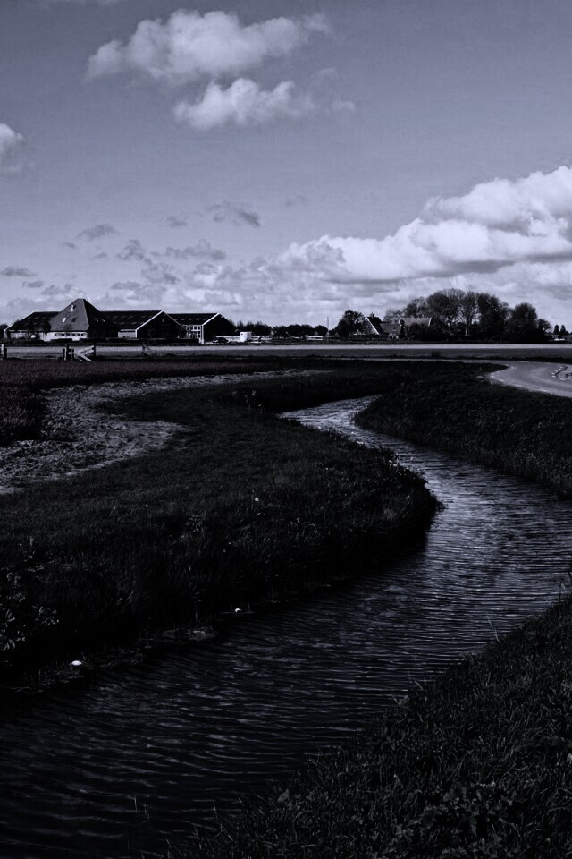 Канал вдоль дороги обои