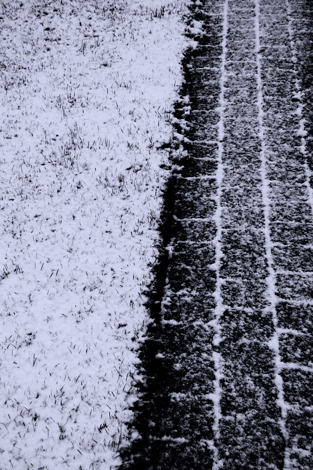 След покрышек в снегу обои