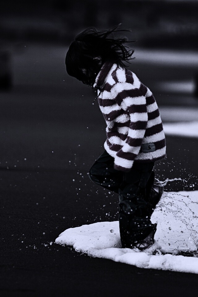 Ребенок и волна обои