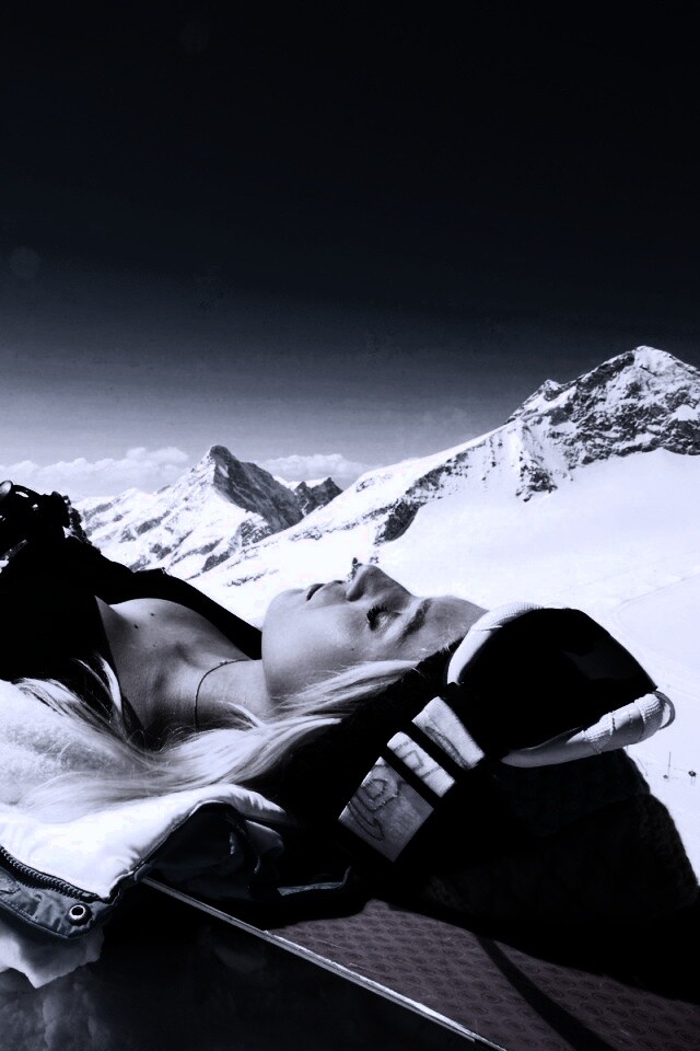 Лыжница отдыхает в горах обои