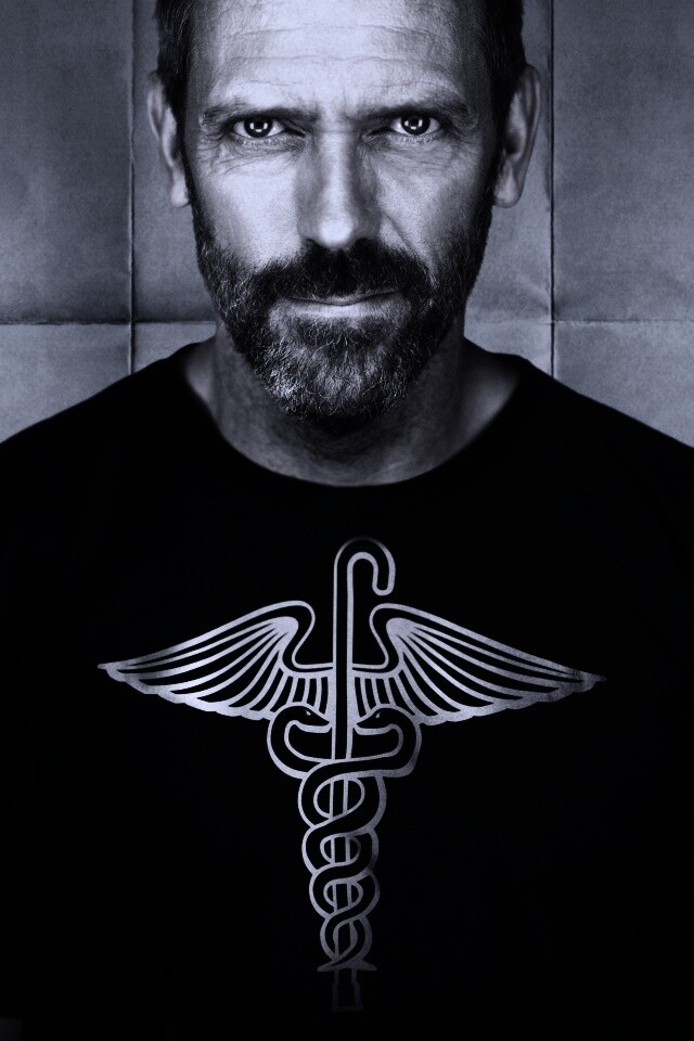 Доктор Хаус в футболке со змеями на трости обои