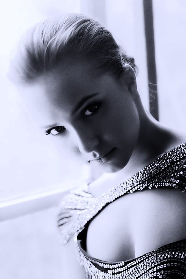 Блондинка у окна обои