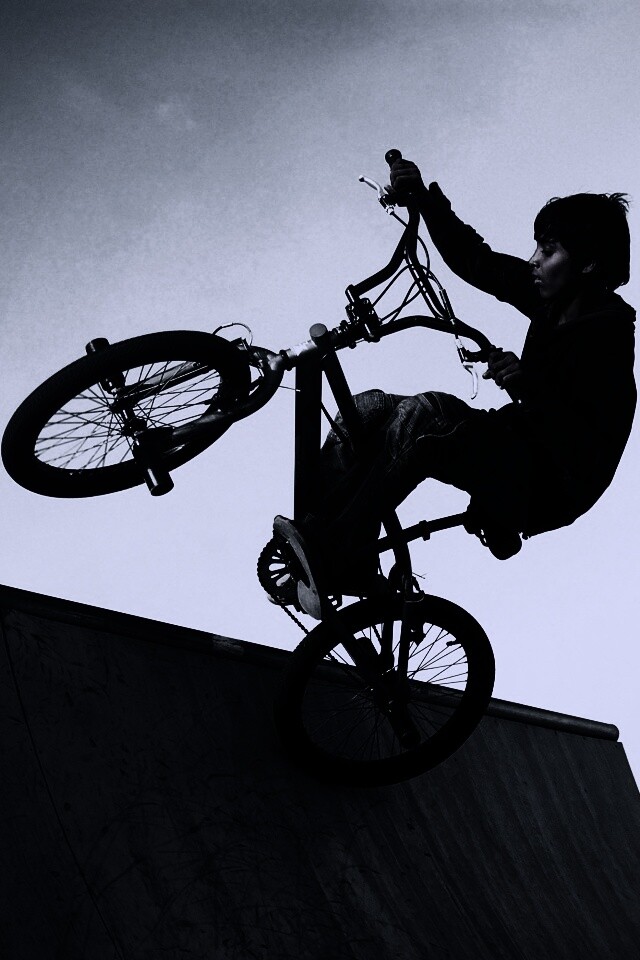 Мальчик на рампе обои