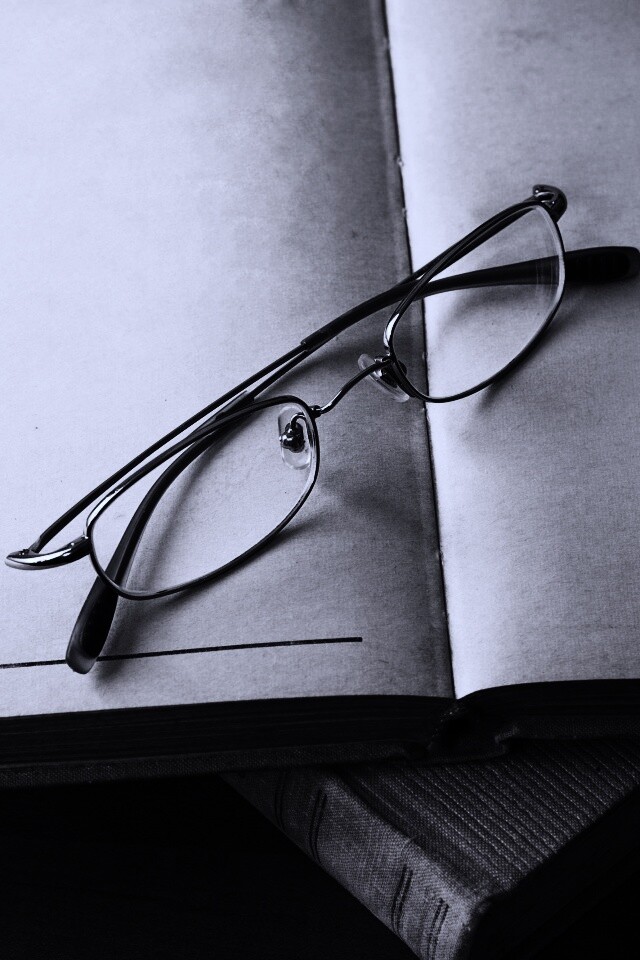 Очки и блокнот обои