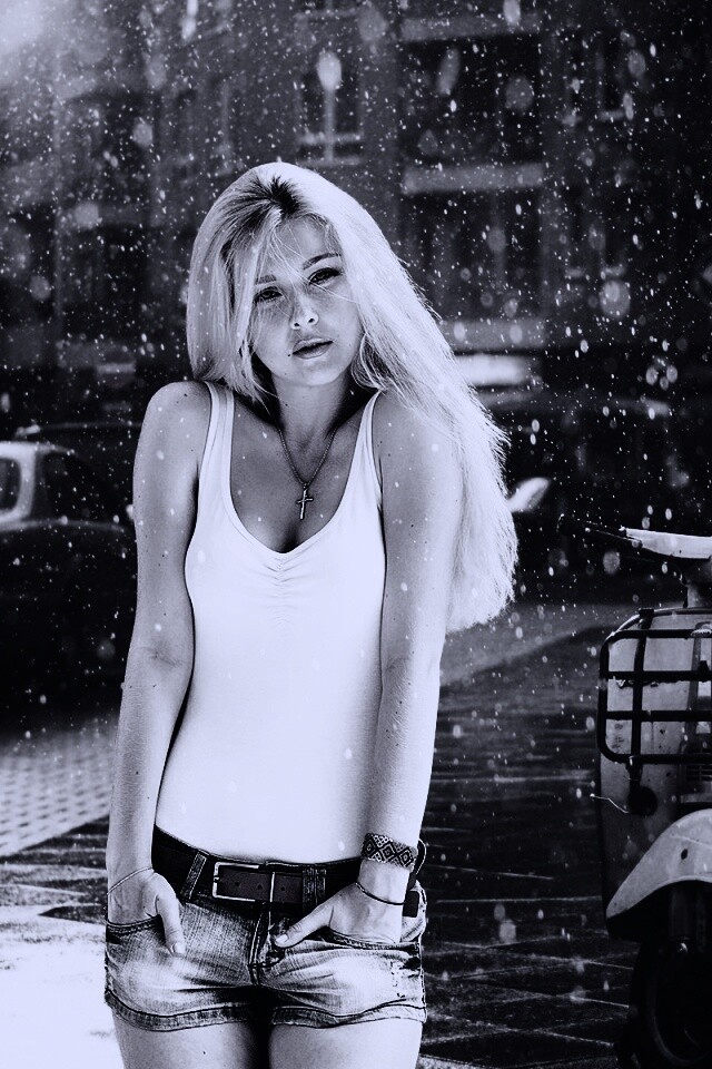 Девушка и плохая погода обои