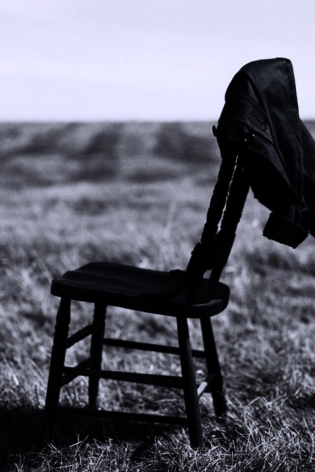 Стул в поле обои