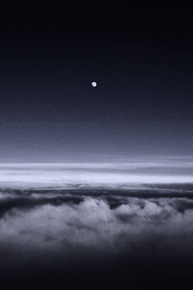 Одинокая луна над облаками обои