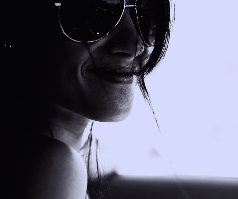 Девушка в очках обои