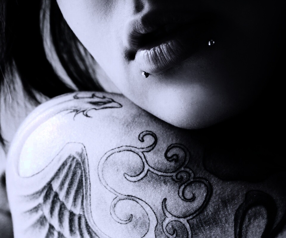 Плечо с татуировкой обои