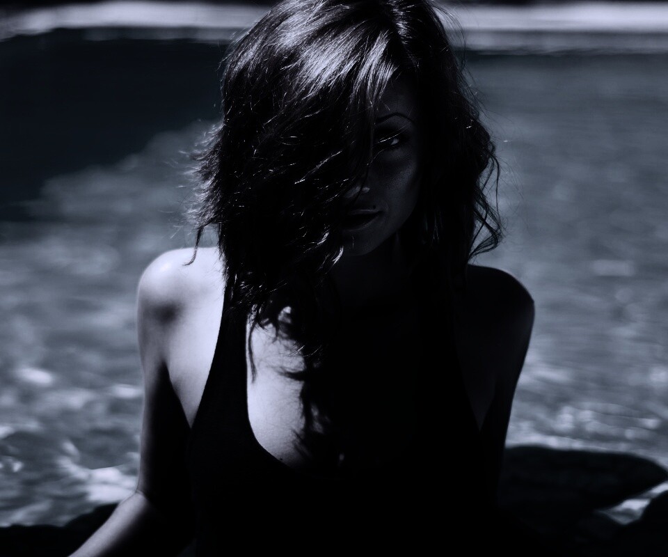 Девушка рядом с бассейном обои