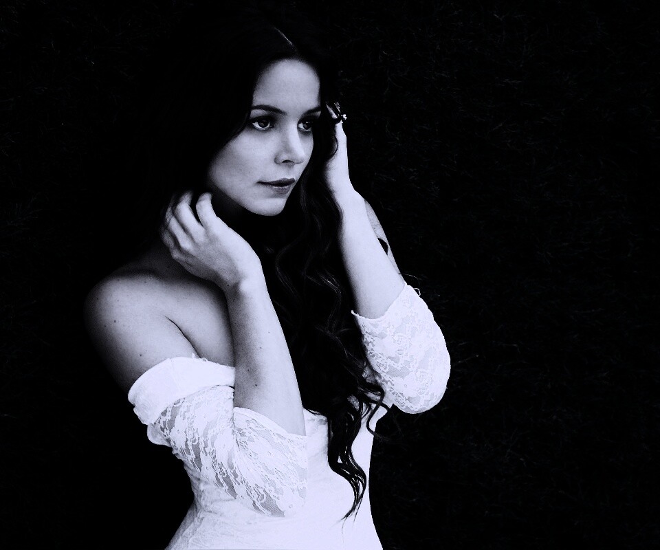 В белом платье обои