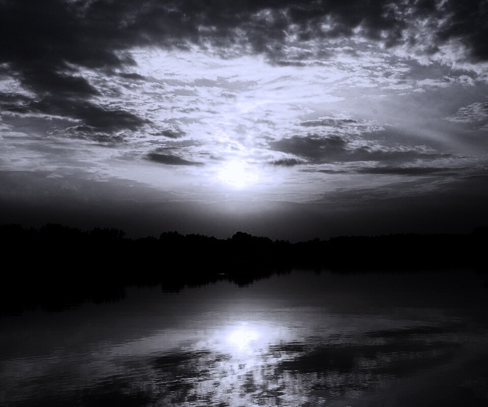 Закат отражается в озере обои