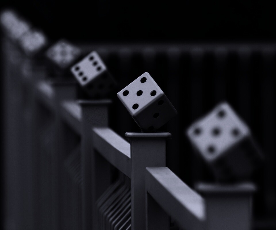 Игральные кости украшающие перила обои