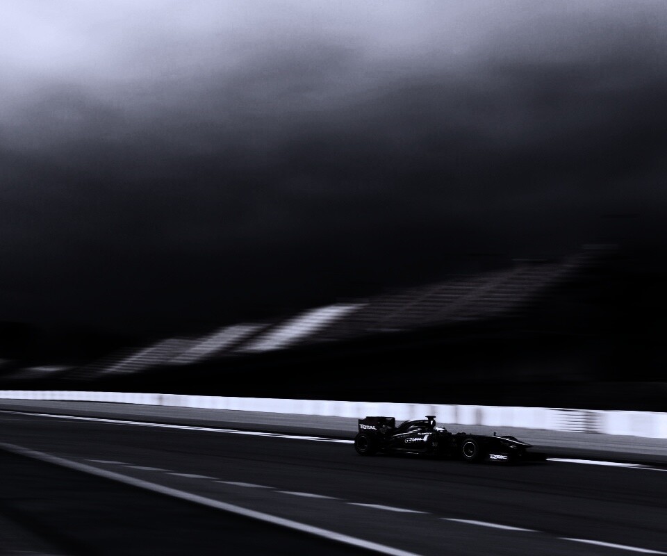 Болид на треке обои