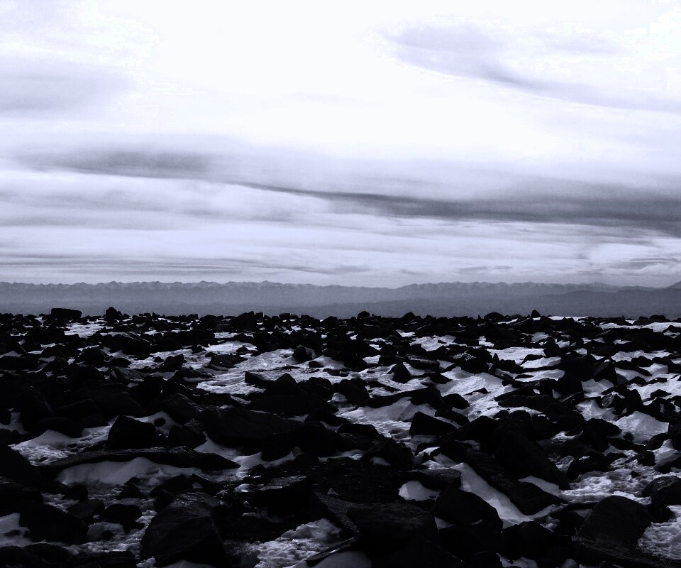 Заснеженная каменистая равнина обои