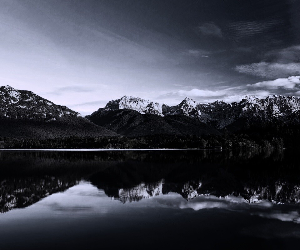 Горы отражаются в озере обои