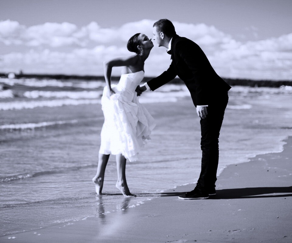 Поцелуй на пляже обои