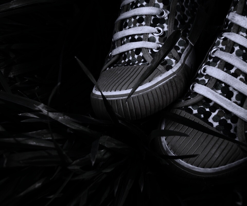 Желтые кеды в горошек обои