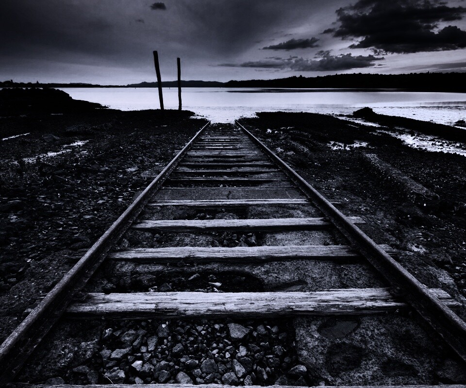 Рельсы обрывающиеся в воду обои