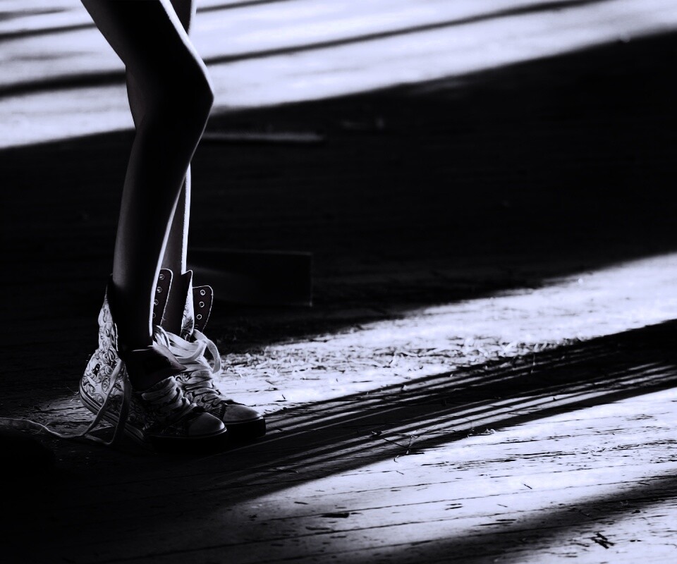 Ножки в кедах обои