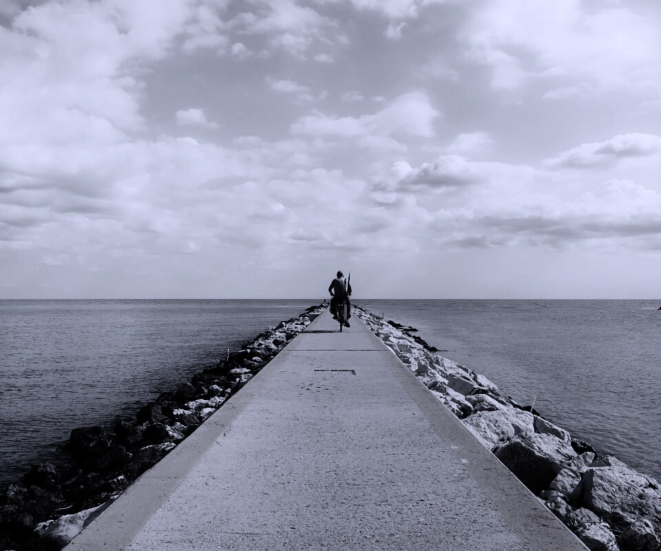 Велосепидист на волнорезе обои