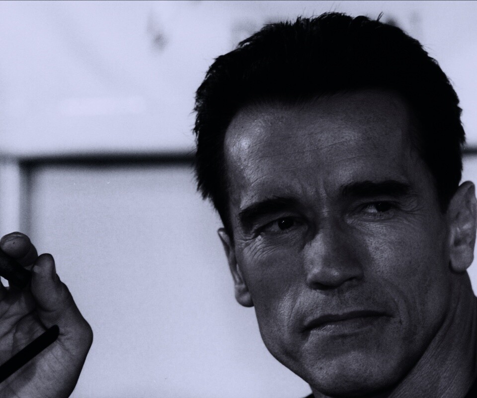 Арнольд Шварцнеггер с сигарой обои