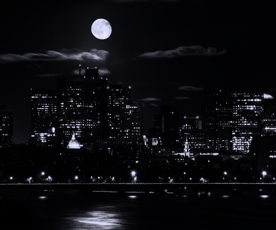 Луна над мегаполисом обои