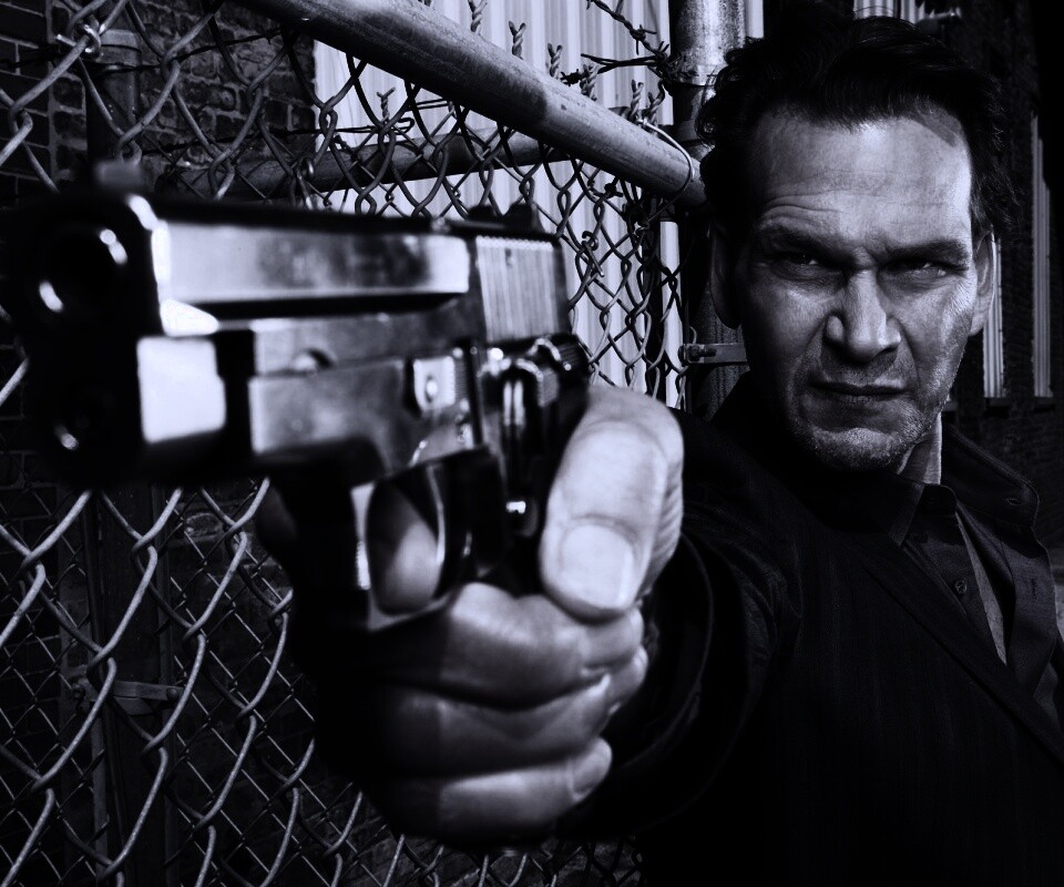 Патрик Суэйзи с пушкой обои