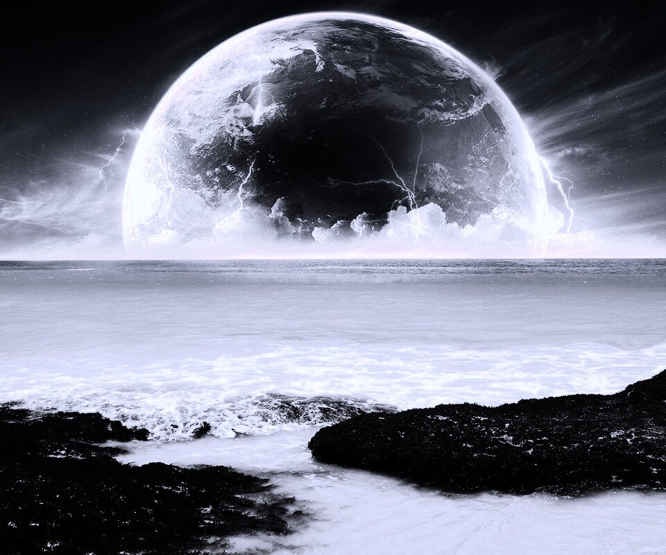 Огромная луна над океаном обои