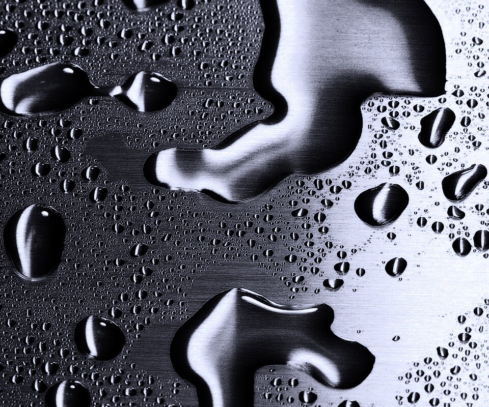 Вода на металлической поверхности обои