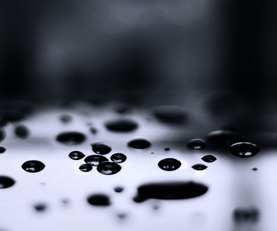 Темные капли на зеркальнйо поверхности обои