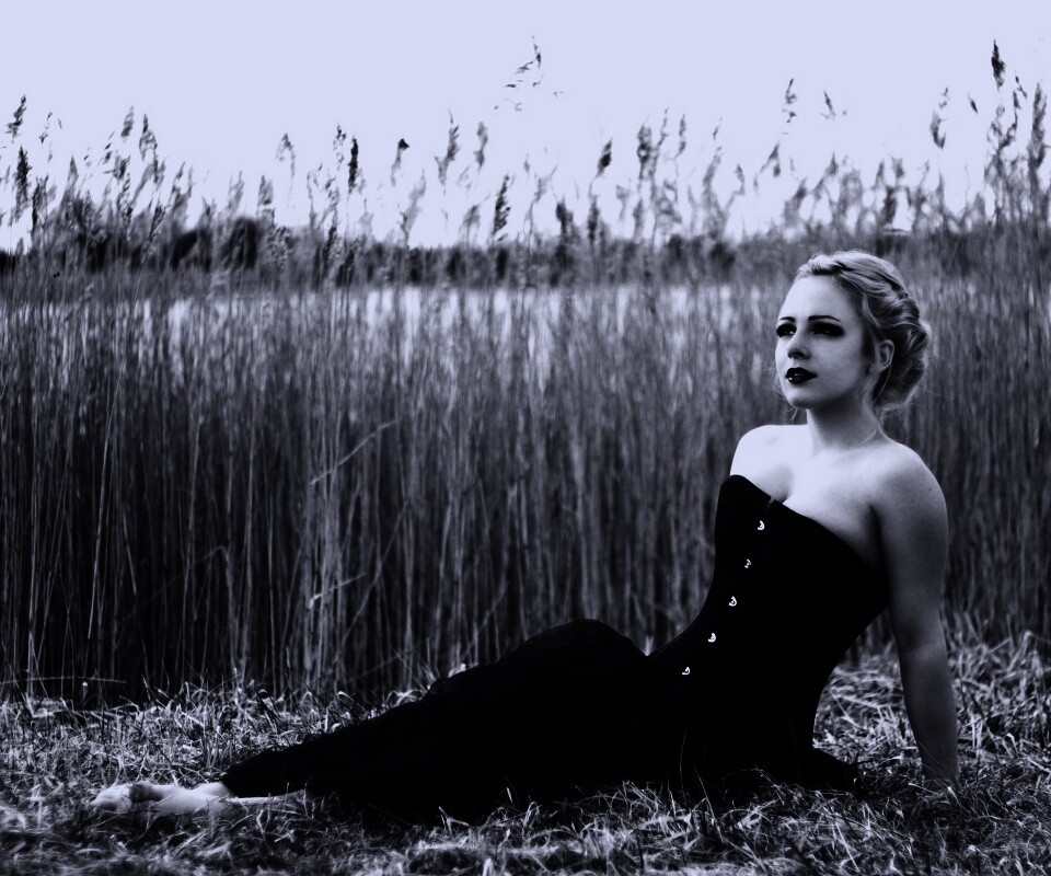 Девушка на траве в черном корсете обои