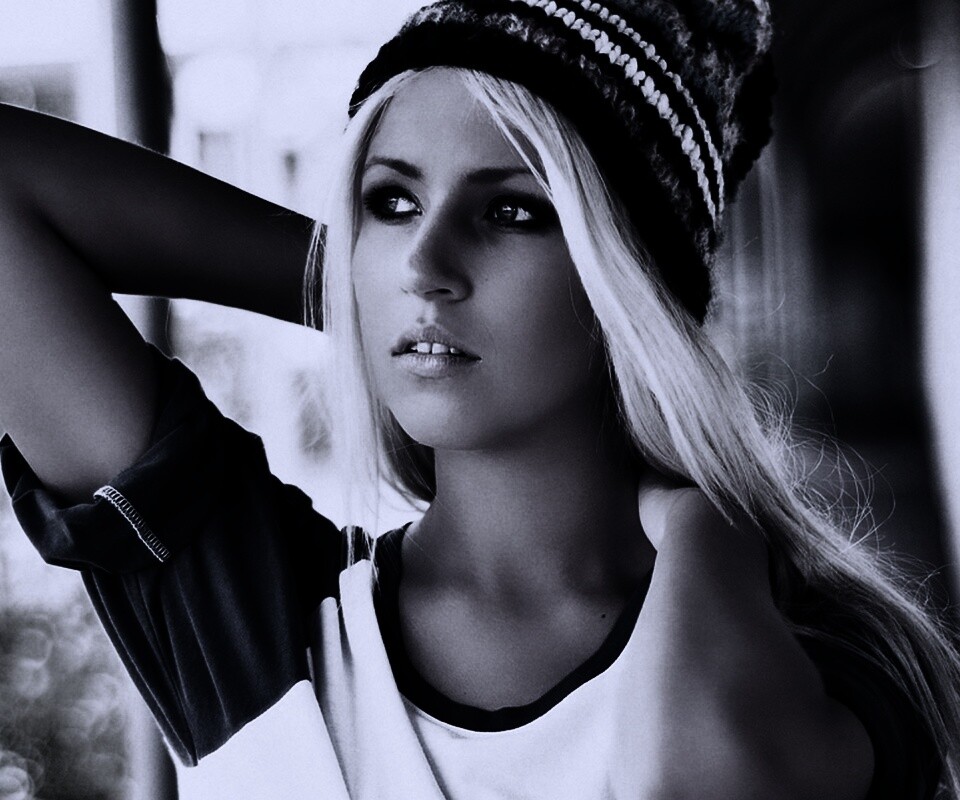 Блондинка в вязанной шапке обои