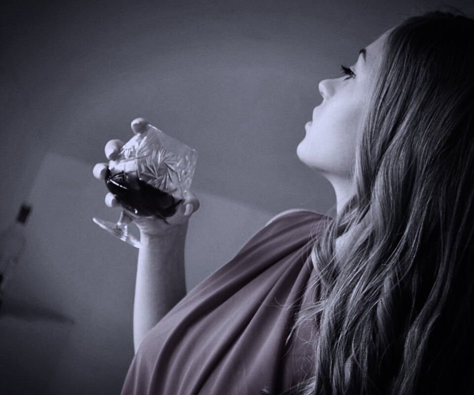 Девушка с бокалом обои