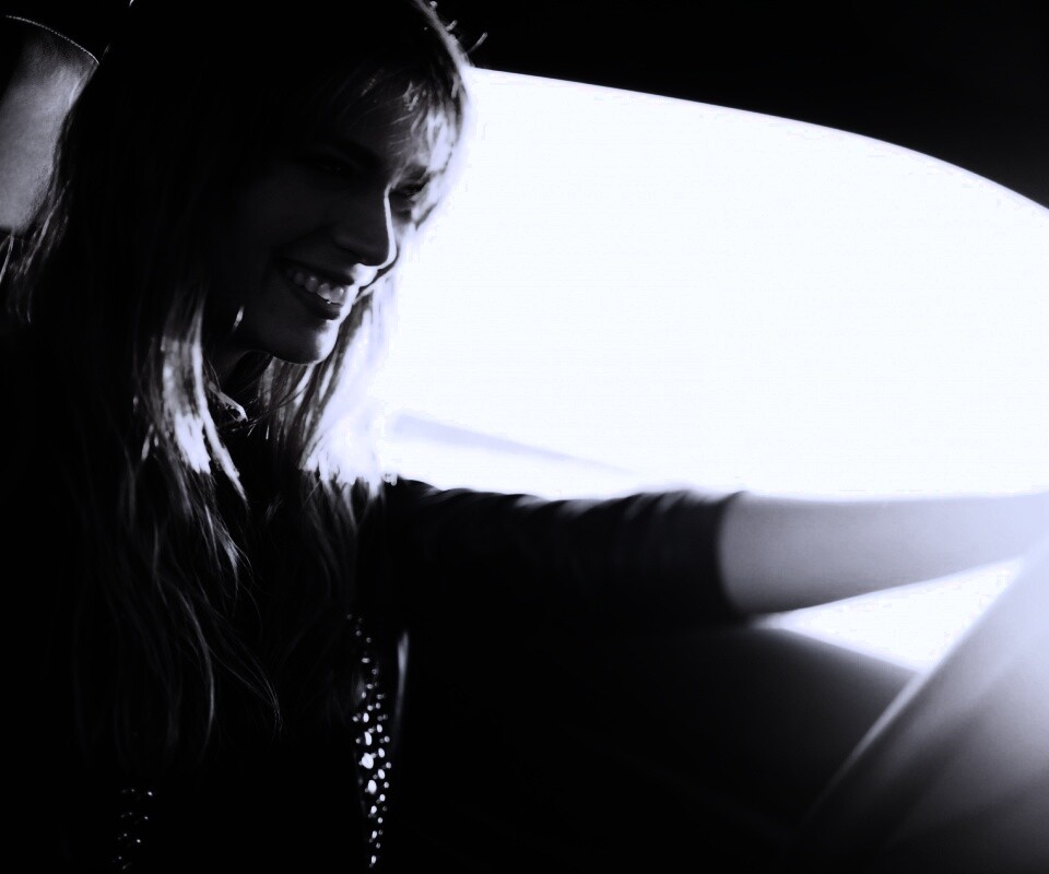 Девушка за рулем автомобиля обои