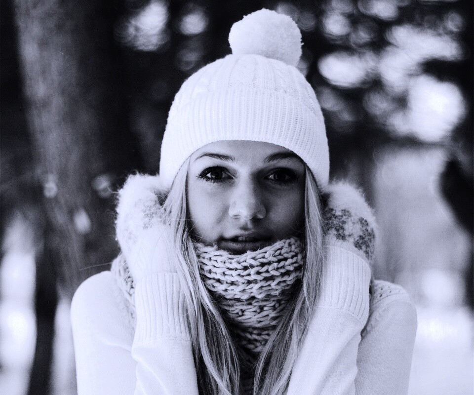 Девушка в белом в снежном лесу обои